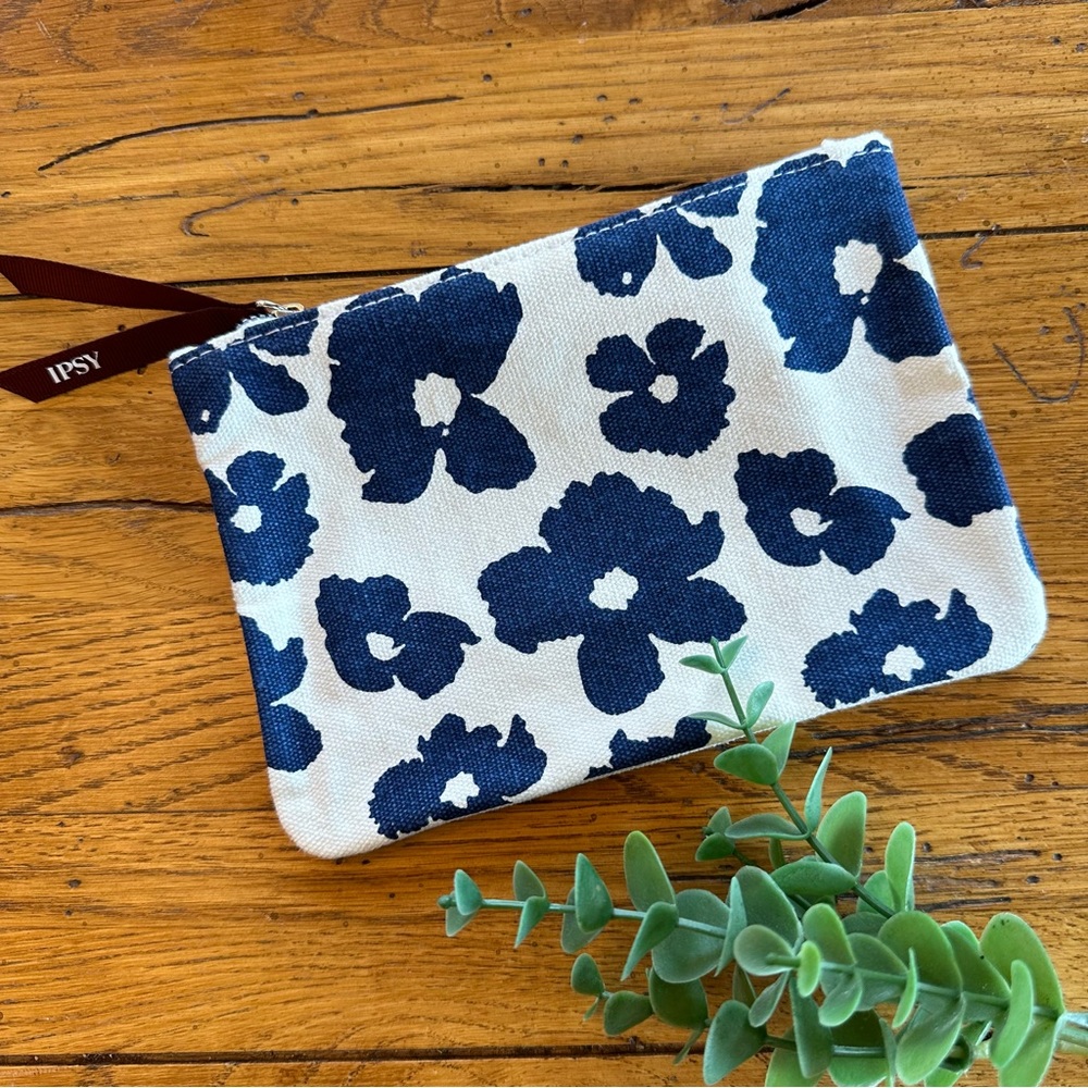 🌸3 for $20🌸 Blue Floral Cosmetic Bag NWOT